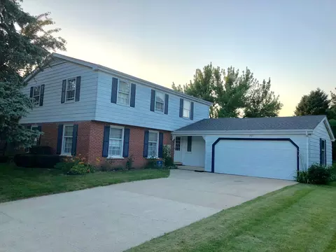 921 Iroquois Ave, Naperville, IL 60563
