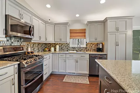 Kitchen - 809 W Sheridan Rd, Mchenry, IL 60051 photo 5 of 5