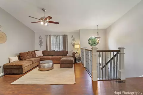 Living - 809 W Sheridan Rd, Mchenry, IL 60051 photo 2 of 3