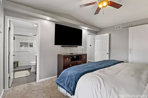 Bedroom - 809 W Sheridan Rd, Mchenry, IL 60051 photo 2 of 6