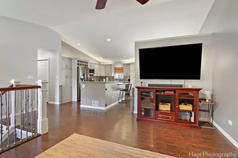 Entry Way - 809 W Sheridan Rd, Mchenry, IL 60051 photo 2 of 2