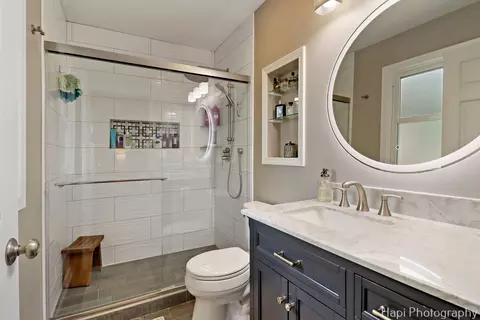 Bath - 809 W Sheridan Rd, Mchenry, IL 60051 photo 1 of 2