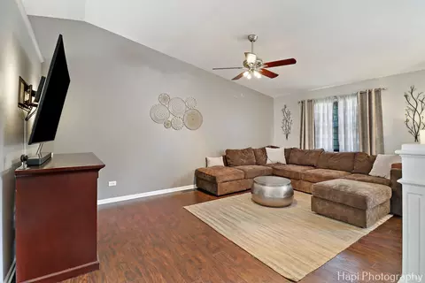 Living - 809 W Sheridan Rd, Mchenry, IL 60051 photo 1 of 3