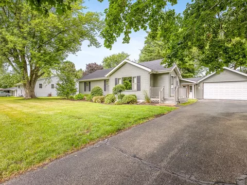512 S Elida St, Winnebago, IL 61088 photo 2