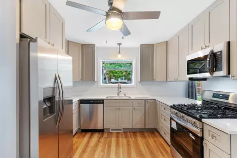 Kitchen - 5475 Adeline Pl, Oak Forest, IL 60452 photo 2 of 4