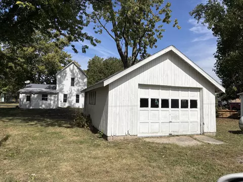 107 W Weldon St, Roberts, IL 60962 photo 5