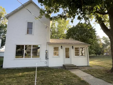 107 W Weldon St, Roberts, IL 60962 photo 2