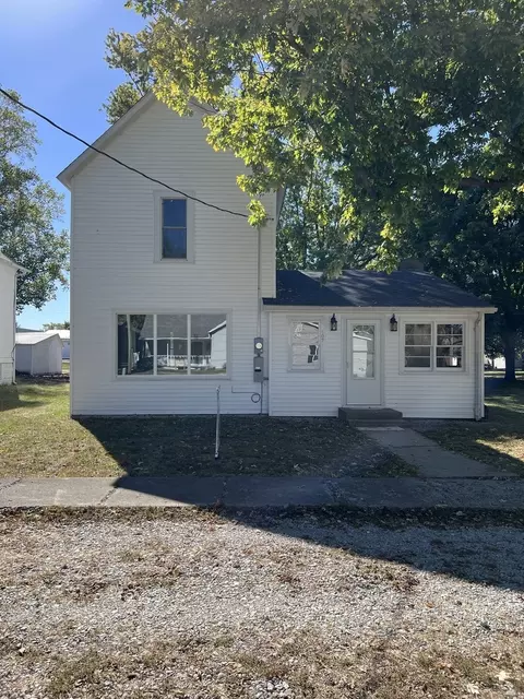 107 W Weldon St, Roberts, IL 60962 photo 3