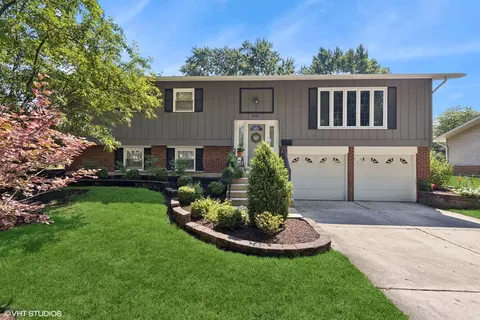 6901 Meadowcrest Dr, Downers Grove, IL 60516