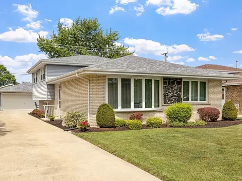 8424 Moody Ave, Burbank, IL 60459