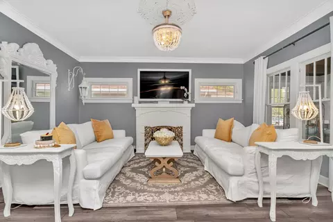 Living - 804 E Jackson St, Morris, IL 60450 photo 2 of 4