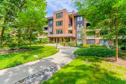1401 Burr Oak Rd #108B, Hinsdale, IL 60521