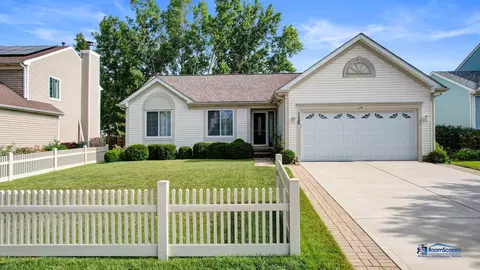 126 Bay View Ln, Grayslake, IL 60030
