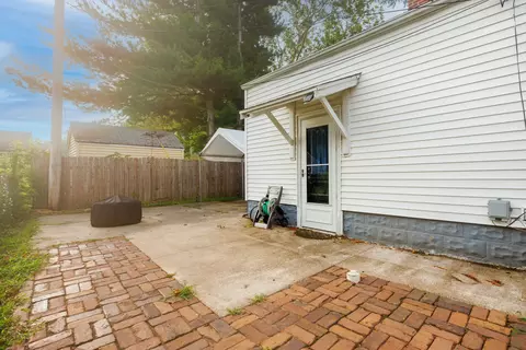 Exterior - 1304 Bell St, Bloomington, IL 61701 photo 5 of 7