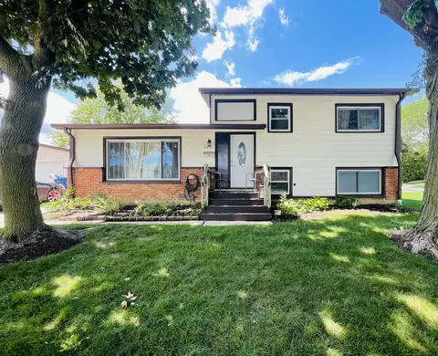 2001 Devonshire Rd, Waukegan, IL 60087