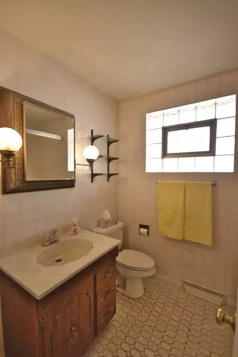 Bath - 1541 N Lee Blvd, Berkeley, IL 60163 photo 1 of 3