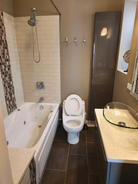 Bath - 5201 S Blackstone Ave #3E, Chicago, IL 60615 photo 1 of 1