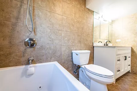 Bath - 1665 Highland Blvd, Hoffman Estates, IL 60169 photo 7 of 8