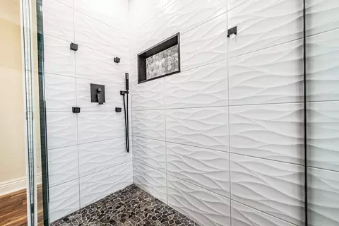 Bath - 1665 Highland Blvd, Hoffman Estates, IL 60169 photo 4 of 8