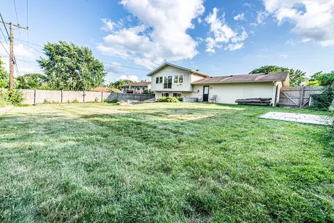 Exterior - 1665 Highland Blvd, Hoffman Estates, IL 60169 photo 6 of 11