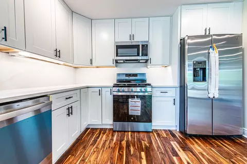 Kitchen - 1665 Highland Blvd, Hoffman Estates, IL 60169 photo 3 of 6