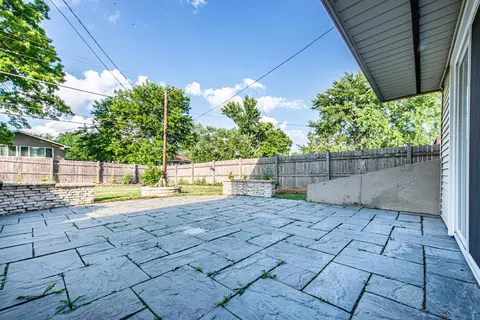 Exterior - 1665 Highland Blvd, Hoffman Estates, IL 60169 photo 10 of 11