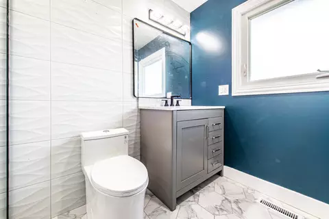 Bath - 1665 Highland Blvd, Hoffman Estates, IL 60169 photo 2 of 8