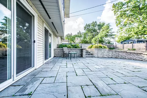 Exterior - 1665 Highland Blvd, Hoffman Estates, IL 60169 photo 11 of 11