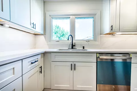 Kitchen - 1665 Highland Blvd, Hoffman Estates, IL 60169 photo 4 of 6