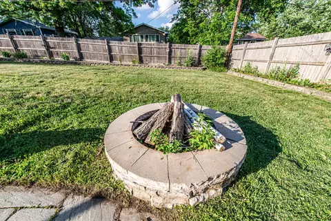 Exterior - 1665 Highland Blvd, Hoffman Estates, IL 60169 photo 9 of 11