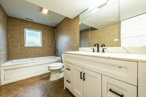 Bath - 1665 Highland Blvd, Hoffman Estates, IL 60169 photo 5 of 8