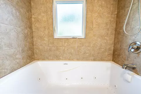 Bath - 1665 Highland Blvd, Hoffman Estates, IL 60169 photo 6 of 8