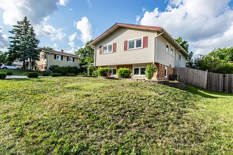 Exterior - 1665 Highland Blvd, Hoffman Estates, IL 60169 photo 5 of 11