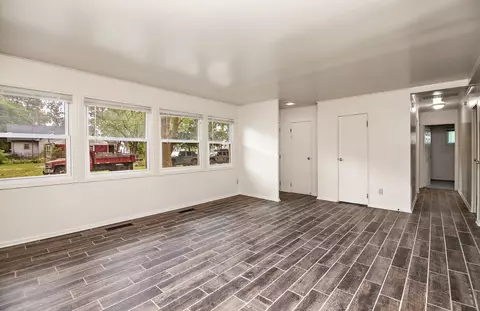 Living - 294 N Taylor Ave, Kankakee, IL 60901 photo 3 of 4