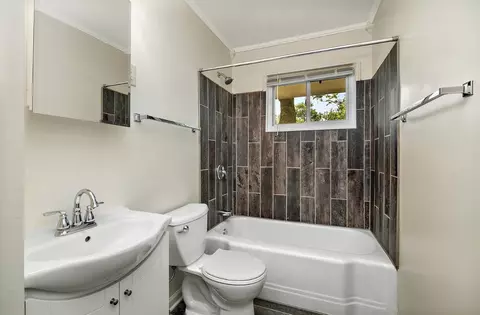 Bath - 294 N Taylor Ave, Kankakee, IL 60901 photo 1 of 1