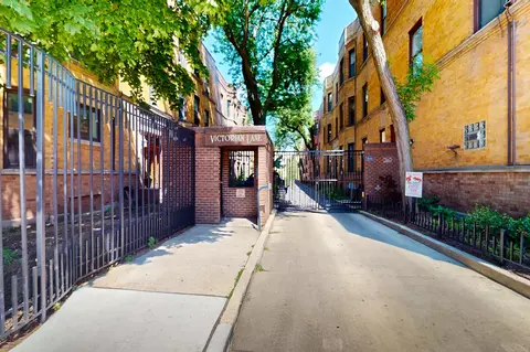 753 W California Ter #2, Chicago, IL 60657