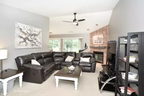 Living - 1620 Hadley Ct #A2, Wheeling, IL 60090 photo 1 of 2
