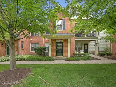 1032 Swift Rd #2B, Glen Ellyn, IL 60137