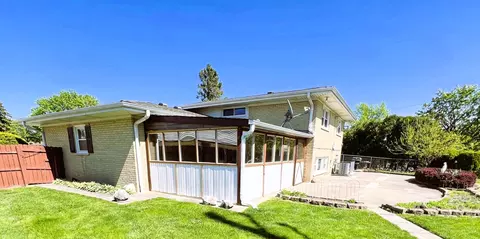 Exterior - 189 Ambleside Rd, Des Plaines, IL 60016 photo 2 of 6