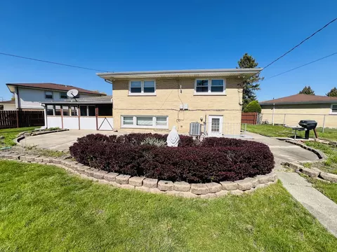 Exterior - 189 Ambleside Rd, Des Plaines, IL 60016 photo 6 of 6