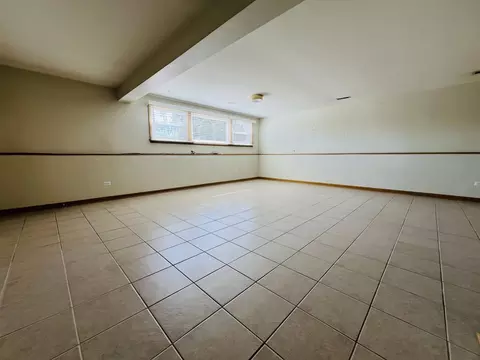 Living - 189 Ambleside Rd, Des Plaines, IL 60016 photo 4 of 5