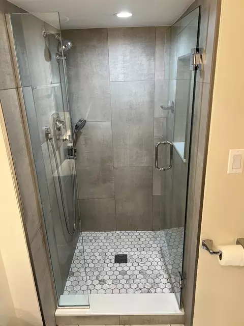 Bath - 189 Ambleside Rd, Des Plaines, IL 60016 photo 5 of 7