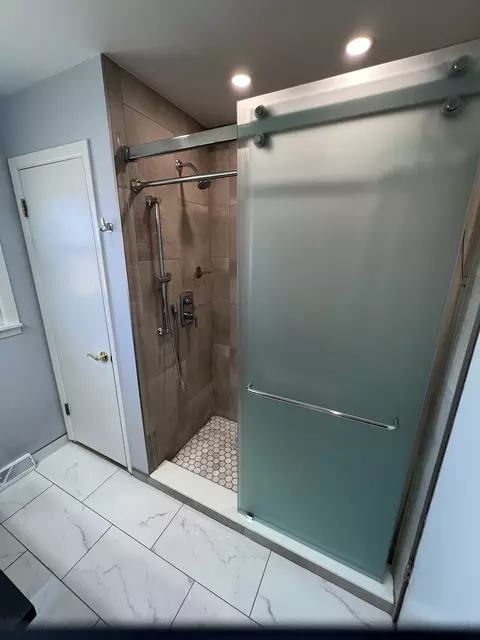 Bath - 189 Ambleside Rd, Des Plaines, IL 60016 photo 2 of 7
