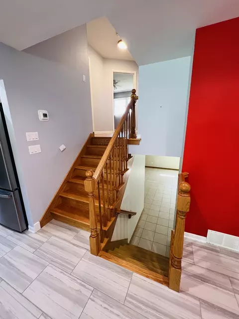Entry Way - 189 Ambleside Rd, Des Plaines, IL 60016 photo 3 of 6