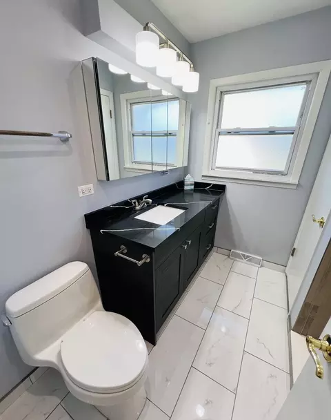 Bath - 189 Ambleside Rd, Des Plaines, IL 60016 photo 1 of 7