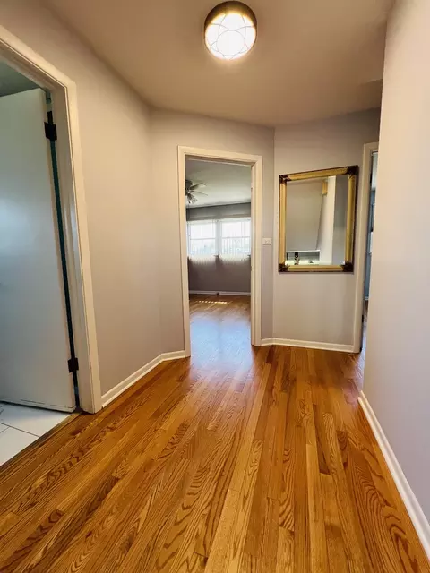 Entry Way - 189 Ambleside Rd, Des Plaines, IL 60016 photo 4 of 6