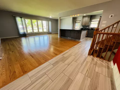 Living - 189 Ambleside Rd, Des Plaines, IL 60016 photo 2 of 5