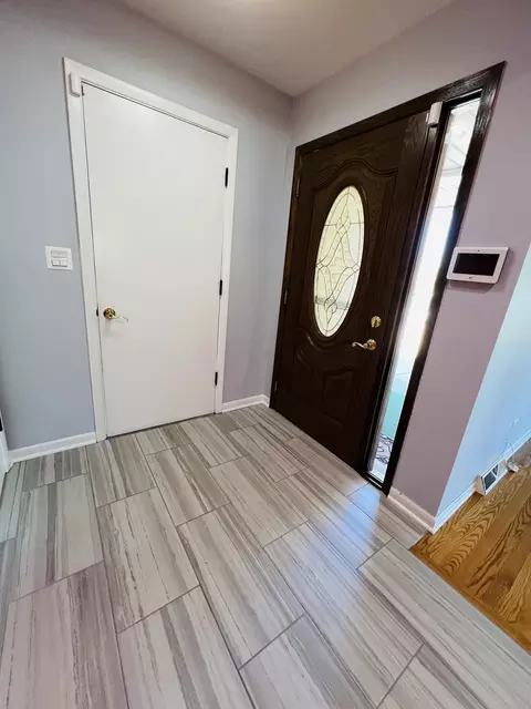 Entry Way - 189 Ambleside Rd, Des Plaines, IL 60016 photo 1 of 6