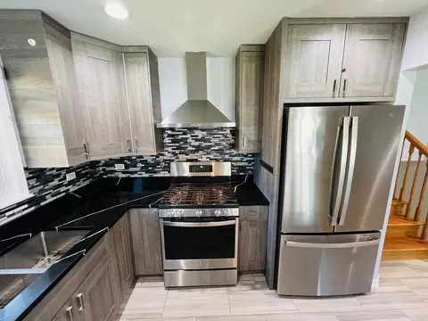 Kitchen - 189 Ambleside Rd, Des Plaines, IL 60016 photo 2 of 6