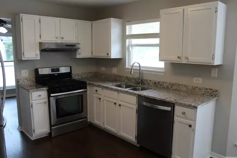 Kitchen - 1098 Clover Hill Ln, Elgin, IL 60120 photo 2 of 4